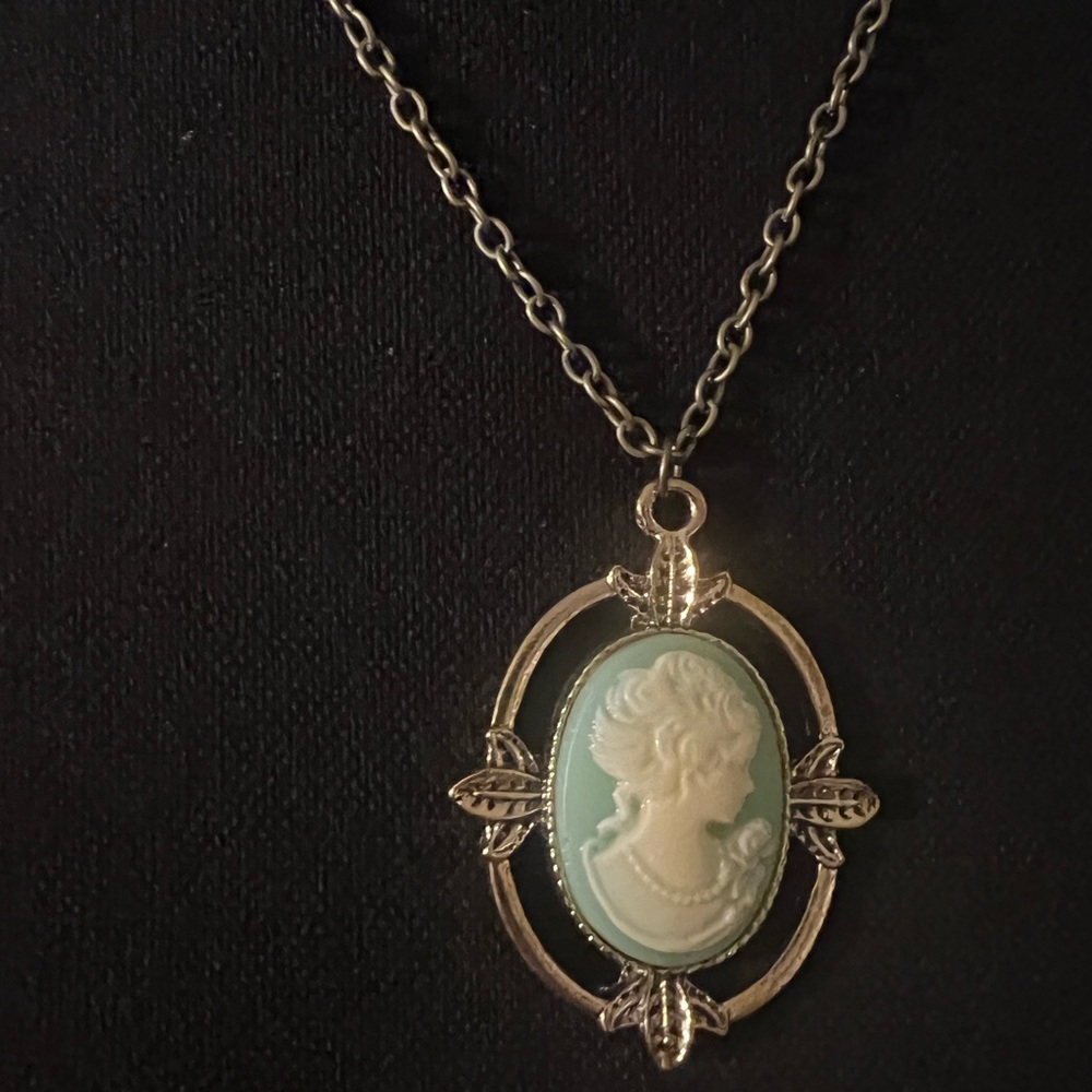 The vampire diaries Katherine pierce necklace